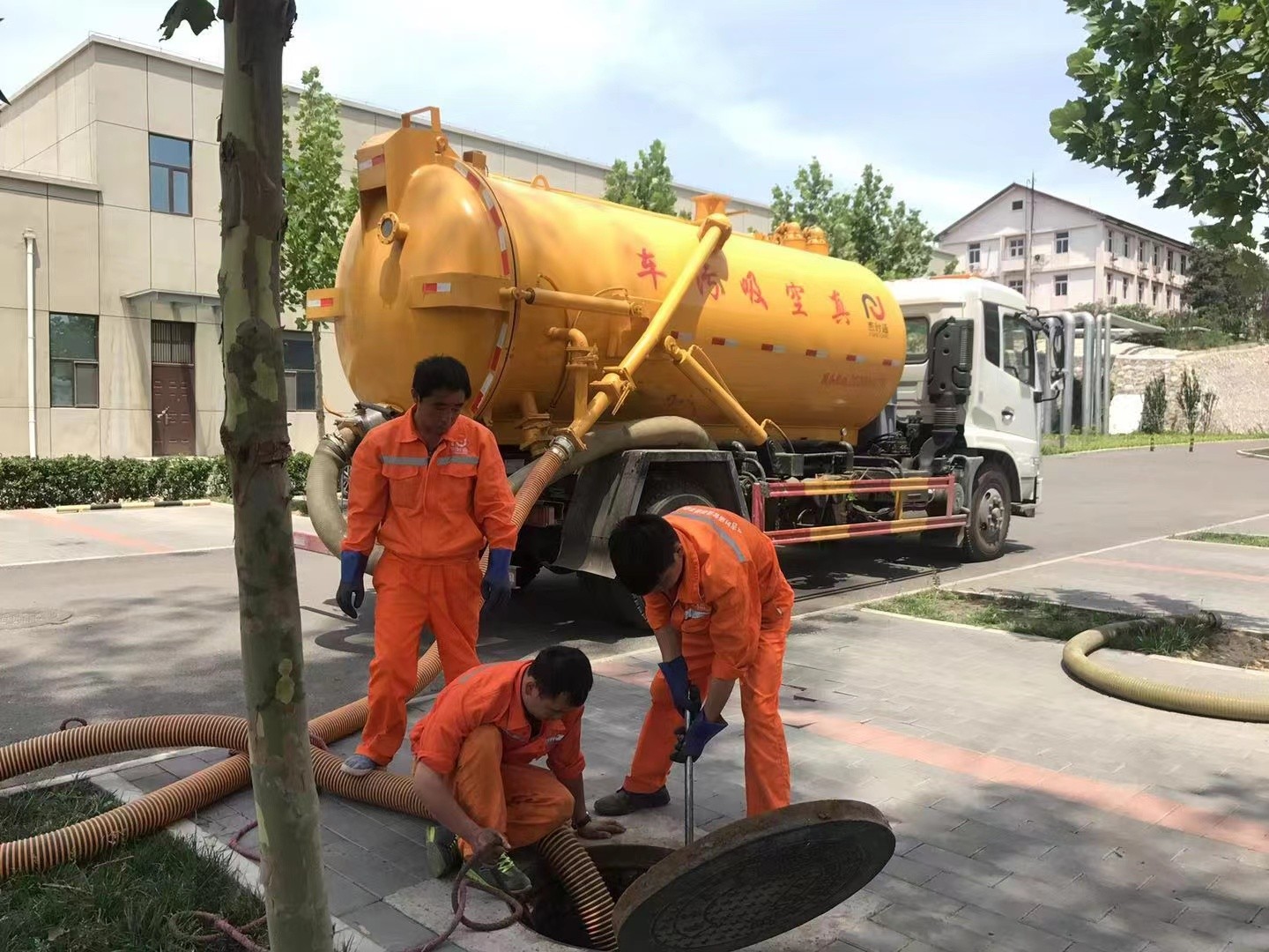 盈江管道疏通车停在窨井附近